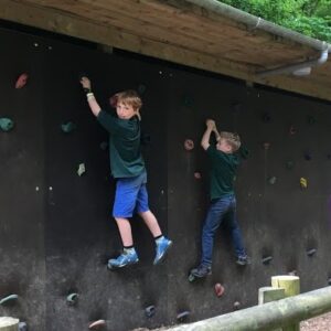 Traverse climbing wall